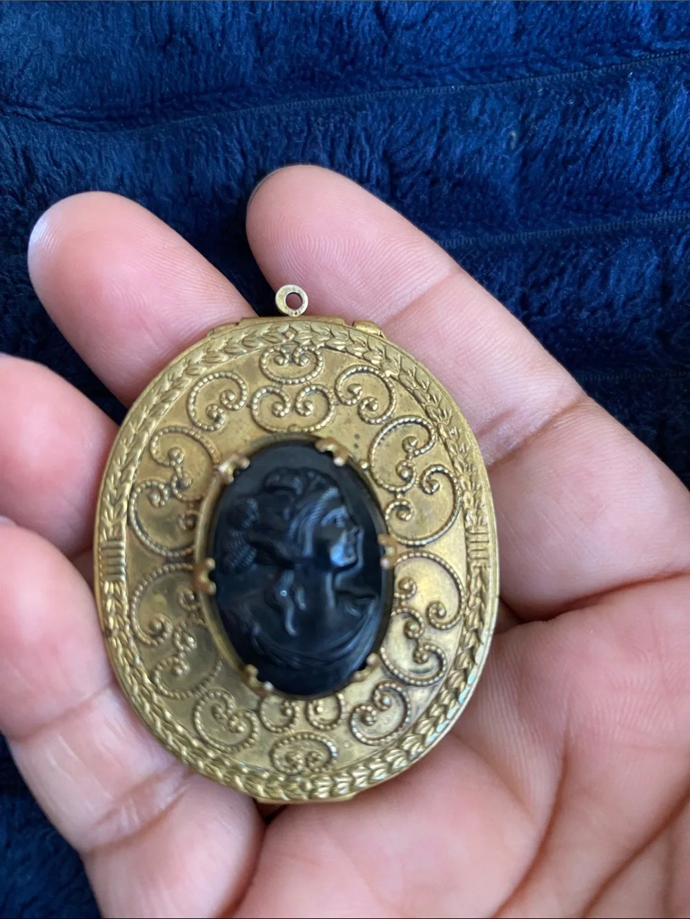 Victorian-Style Gold Cameo Pendant Necklace with Black Profile